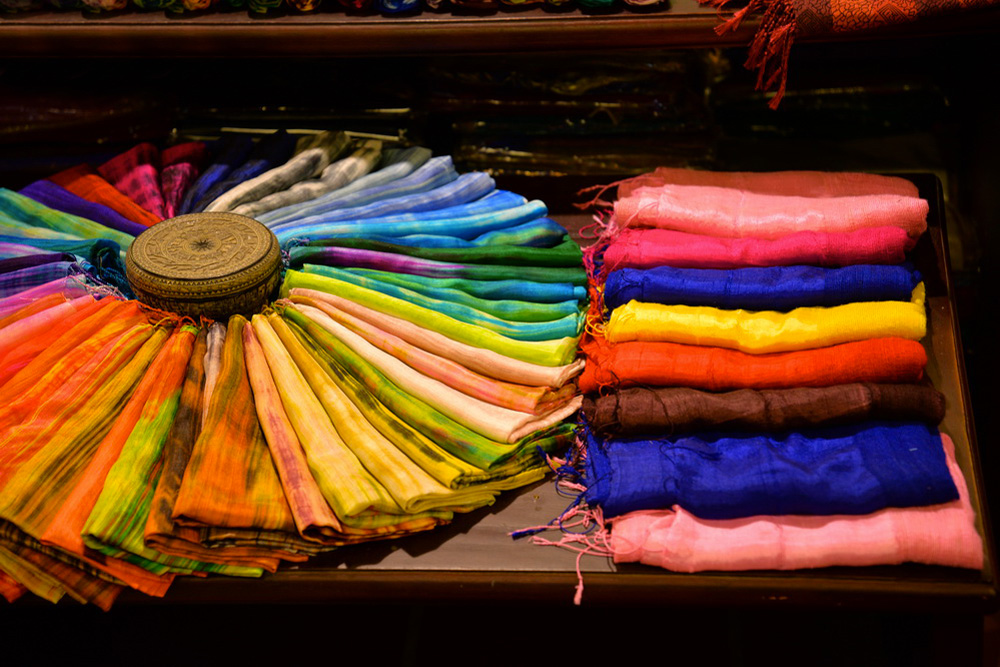 Echarpes en soie de différentes couleurs