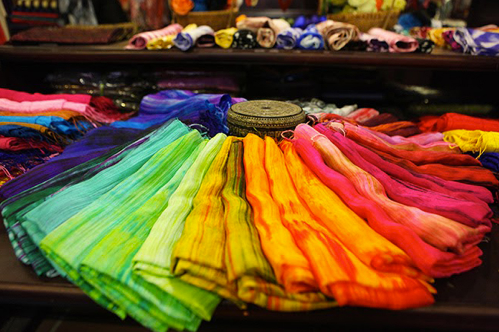 Écharpes en soie multicolore dans un magasin